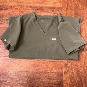 Dark olive Catarina one pocket scrub top
